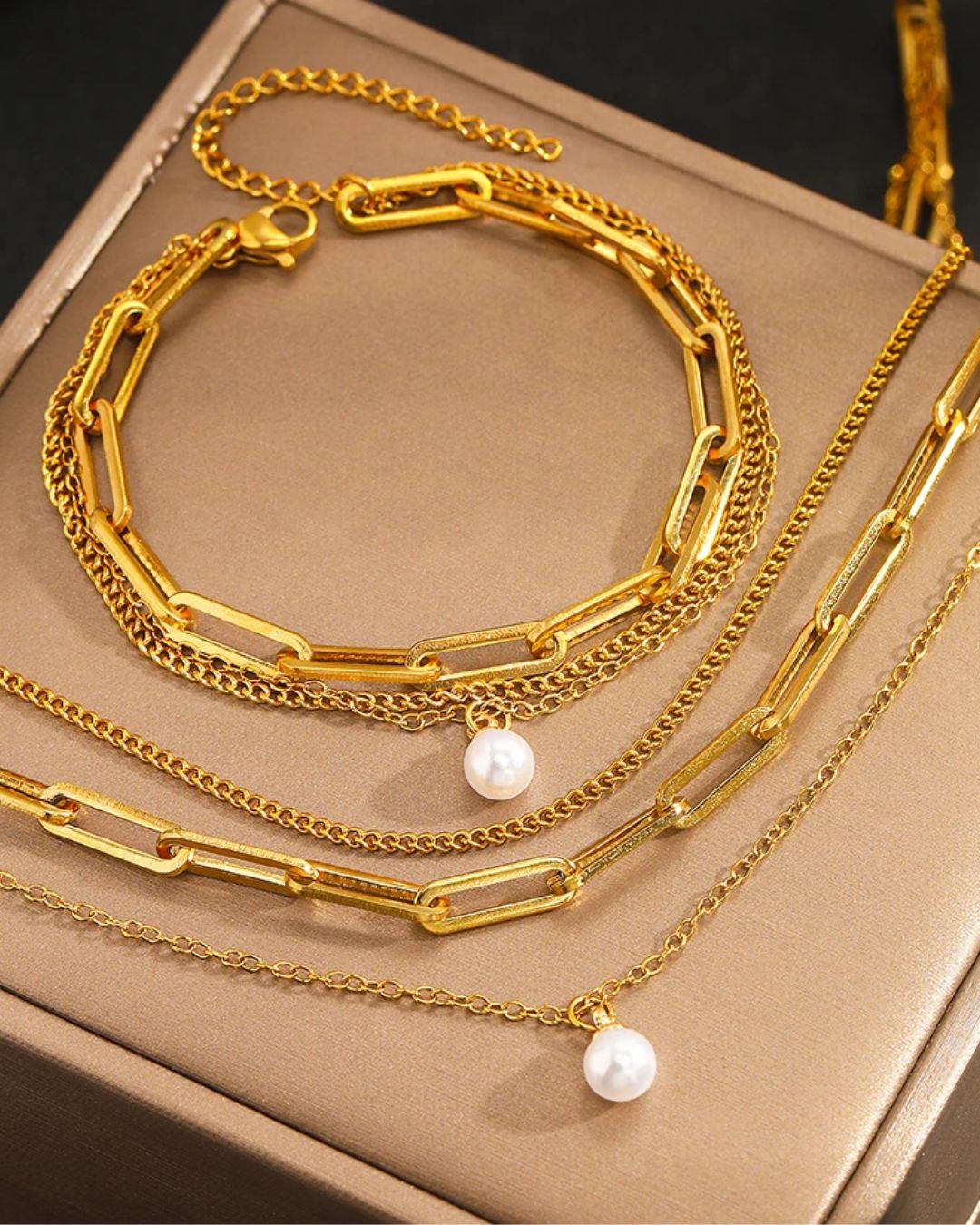 Conjunto Colar e Pulseira Tripla Dourada com Pingente de Pérola