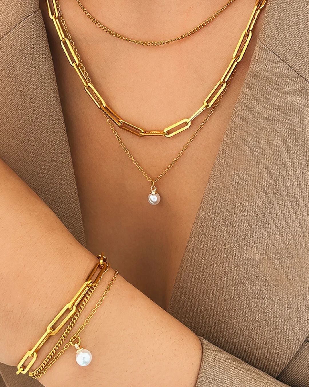 Conjunto Colar e Pulseira Tripla Dourada com Pingente de Pérola