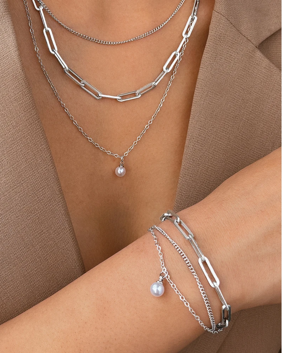 Conjunto Colar e Pulseira Tripla Prateada com Pingente de Pérola