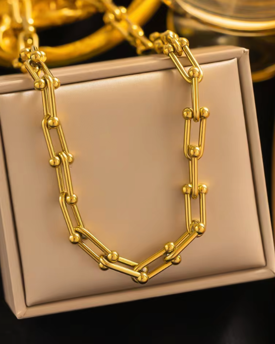 Colar Dourado Elos U com Esferas