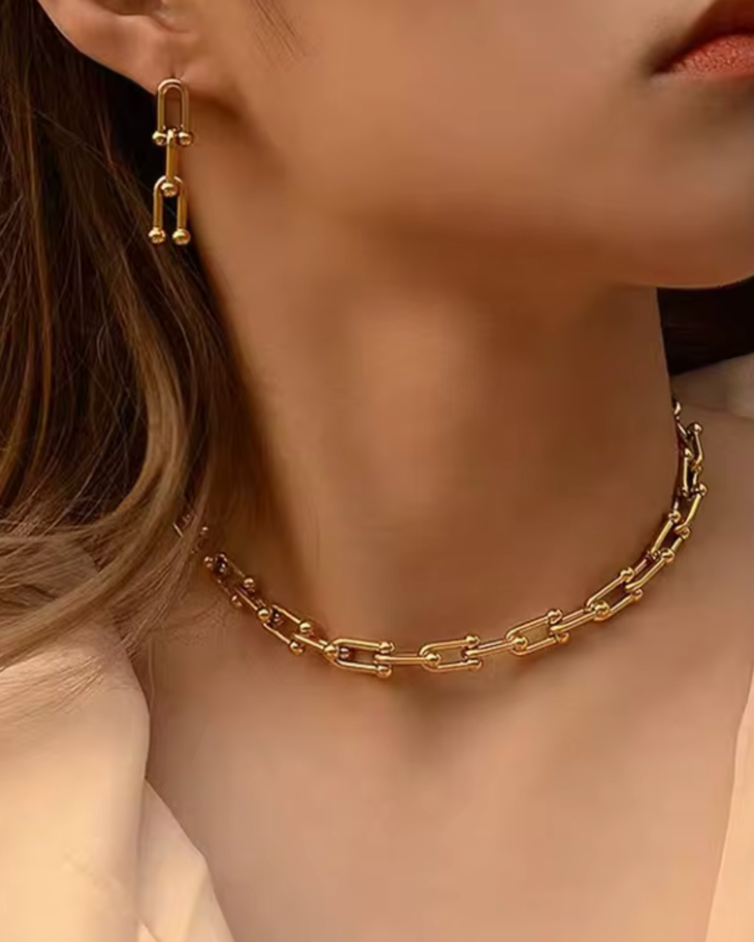 Colar Dourado Elos U com Esferas