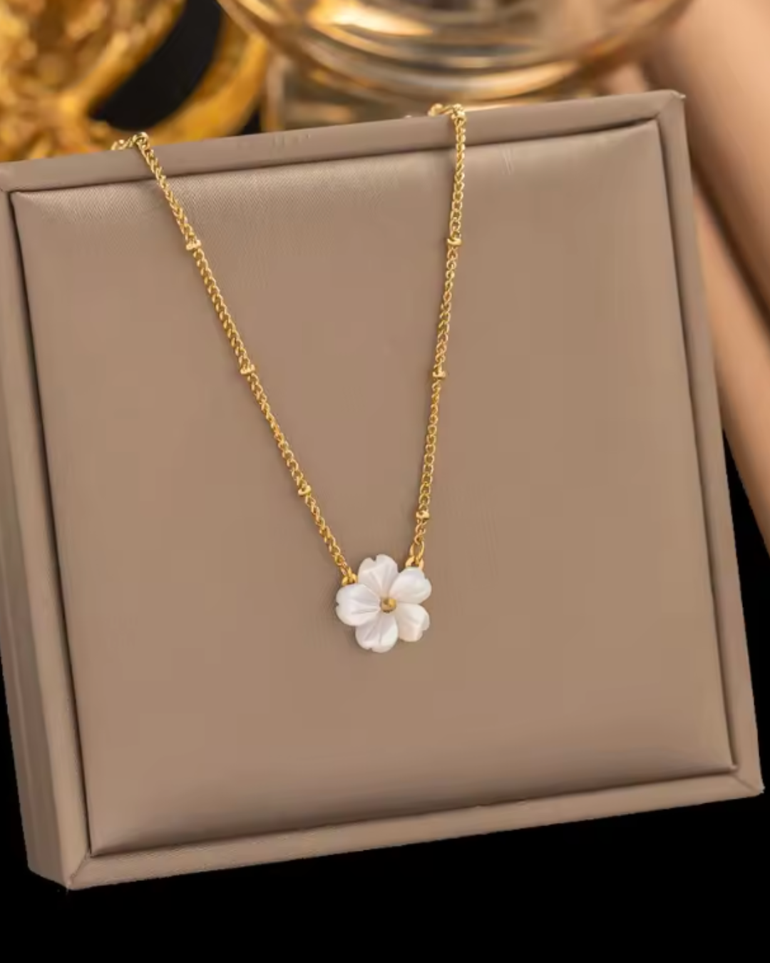 Colar Dourado Flor de Concha Branca