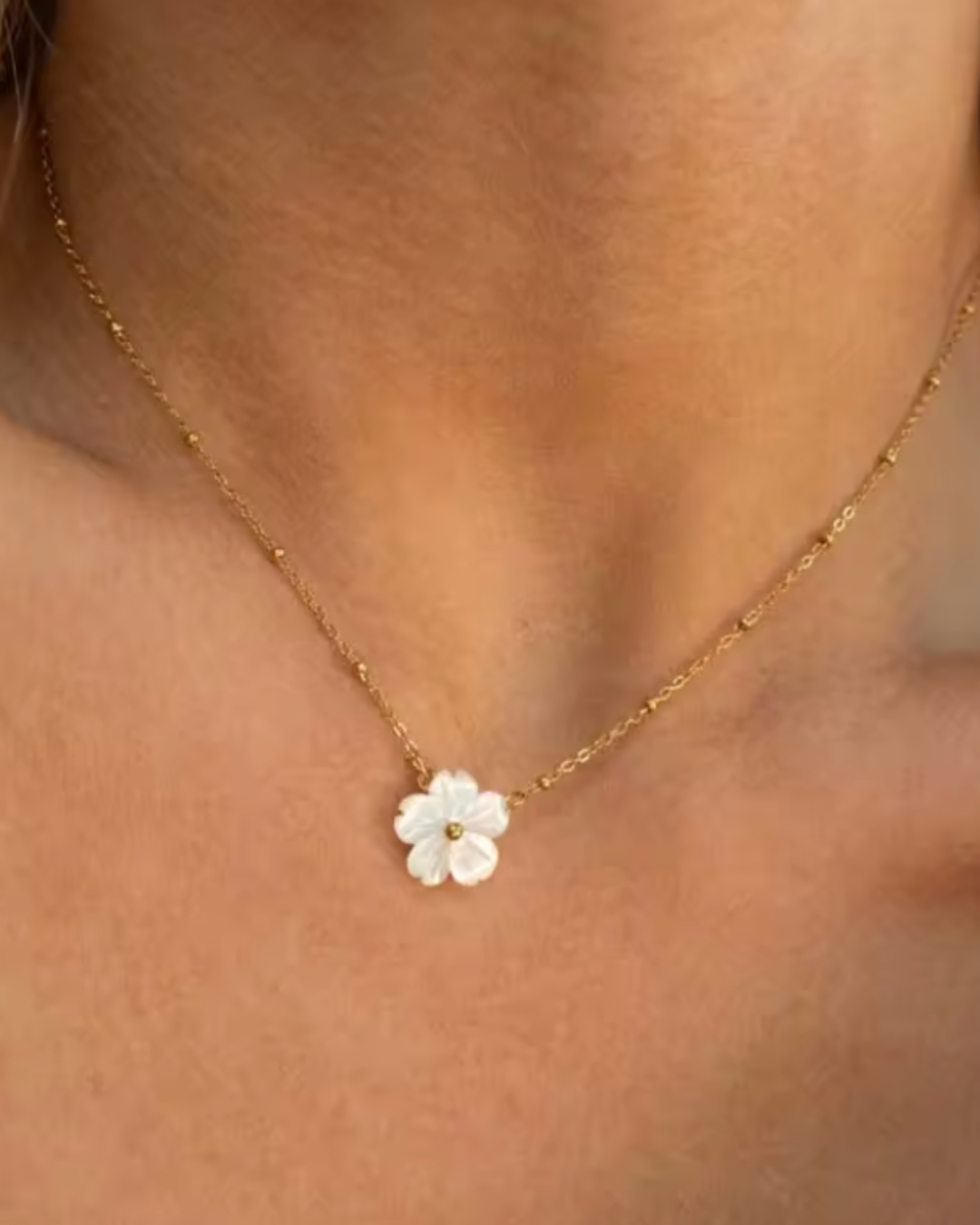 Colar Dourado Flor de Concha Branca