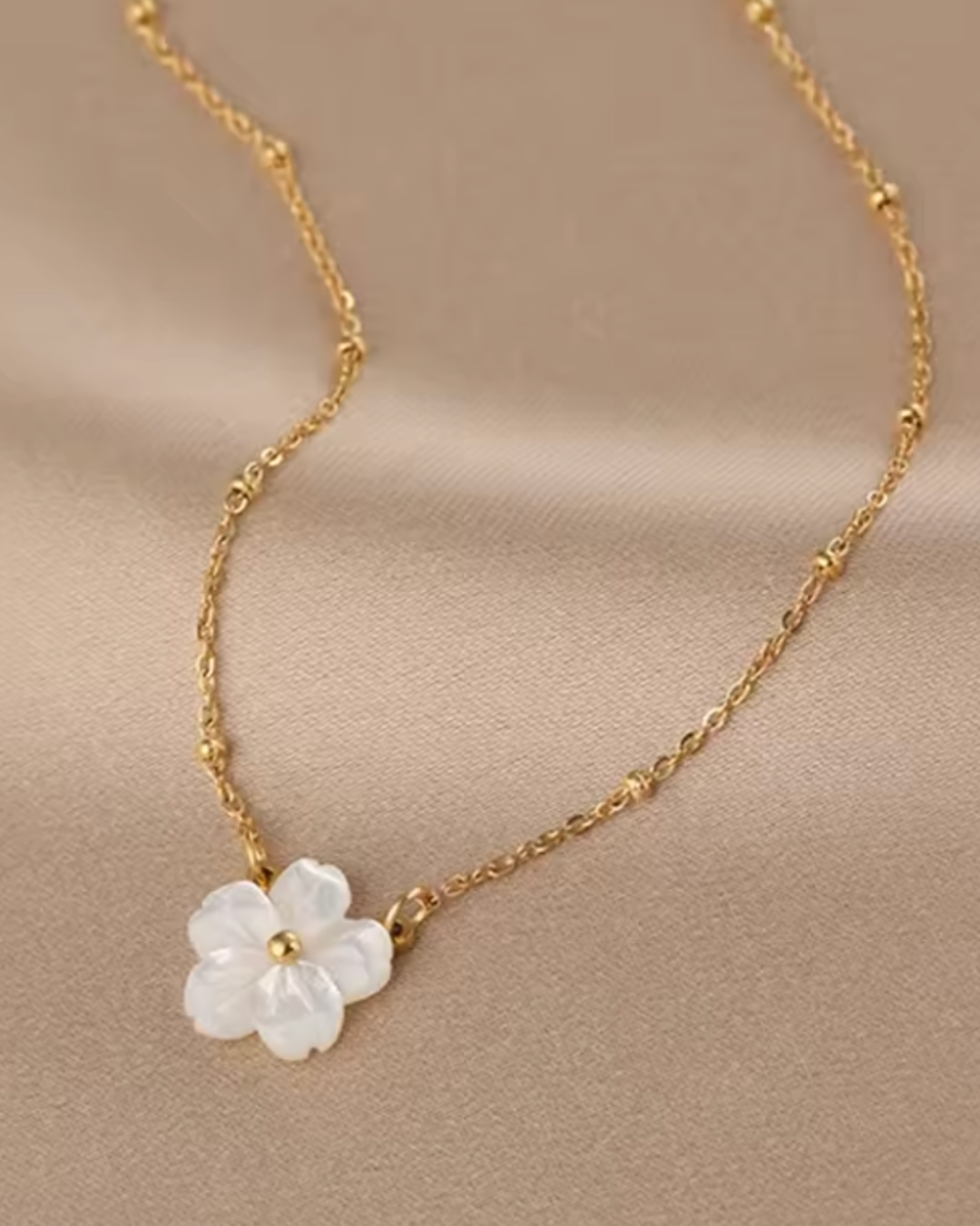 Colar Dourado Flor de Concha Branca