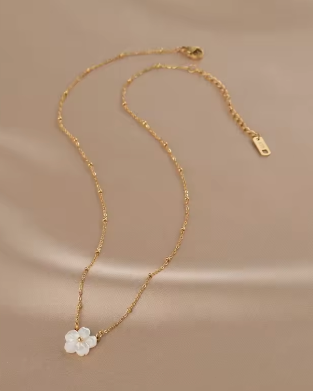 Colar Dourado Flor de Concha Branca