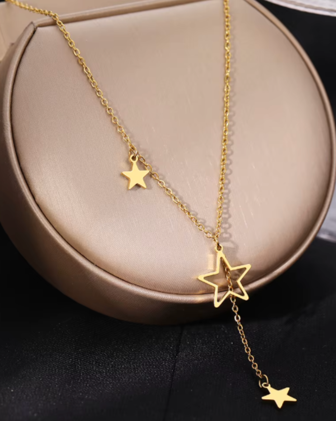 Colar Dourado Três Estrelas