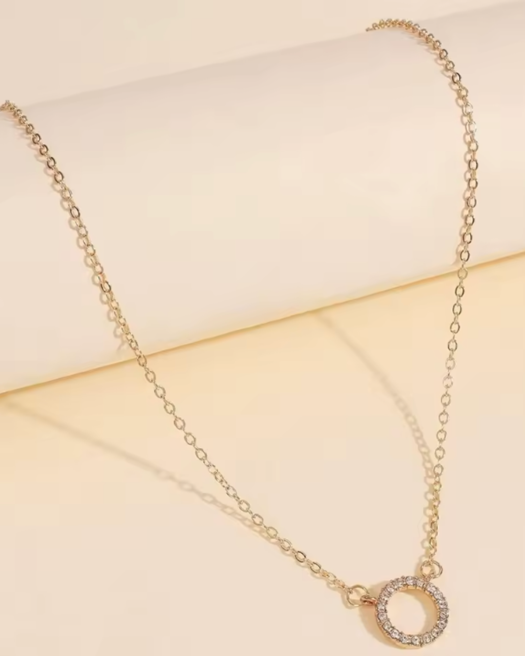 Colar Dourado com Pingente de Cristal Redondo