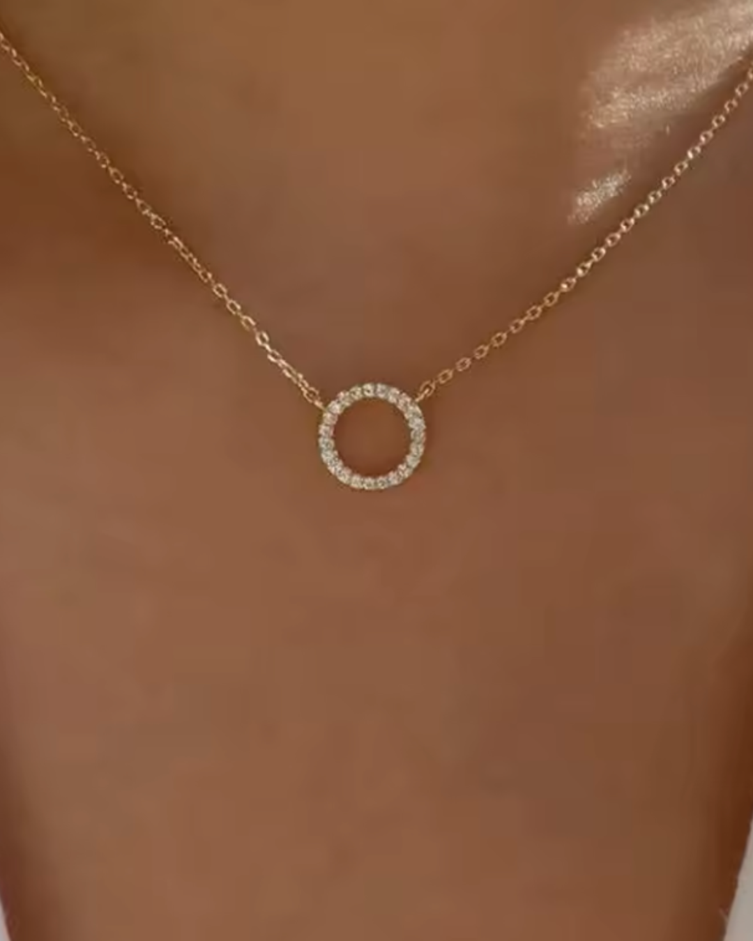 Colar Dourado com Pingente de Cristal Redondo