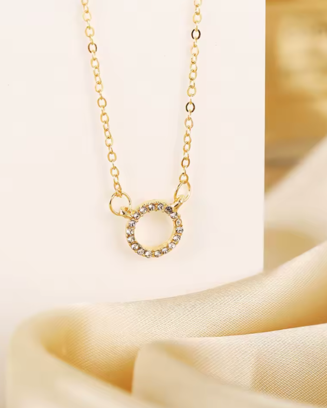 Colar Dourado com Pingente de Cristal Redondo