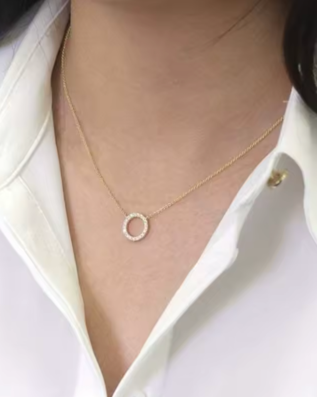 Colar Dourado com Pingente de Cristal Redondo
