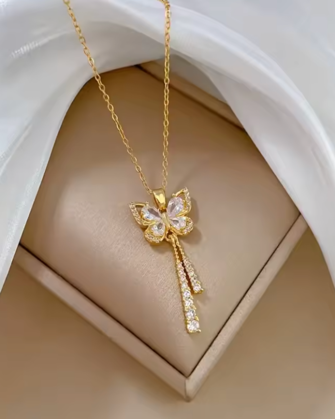 Colar Borboleta com Zircônias e Corrente Delicada