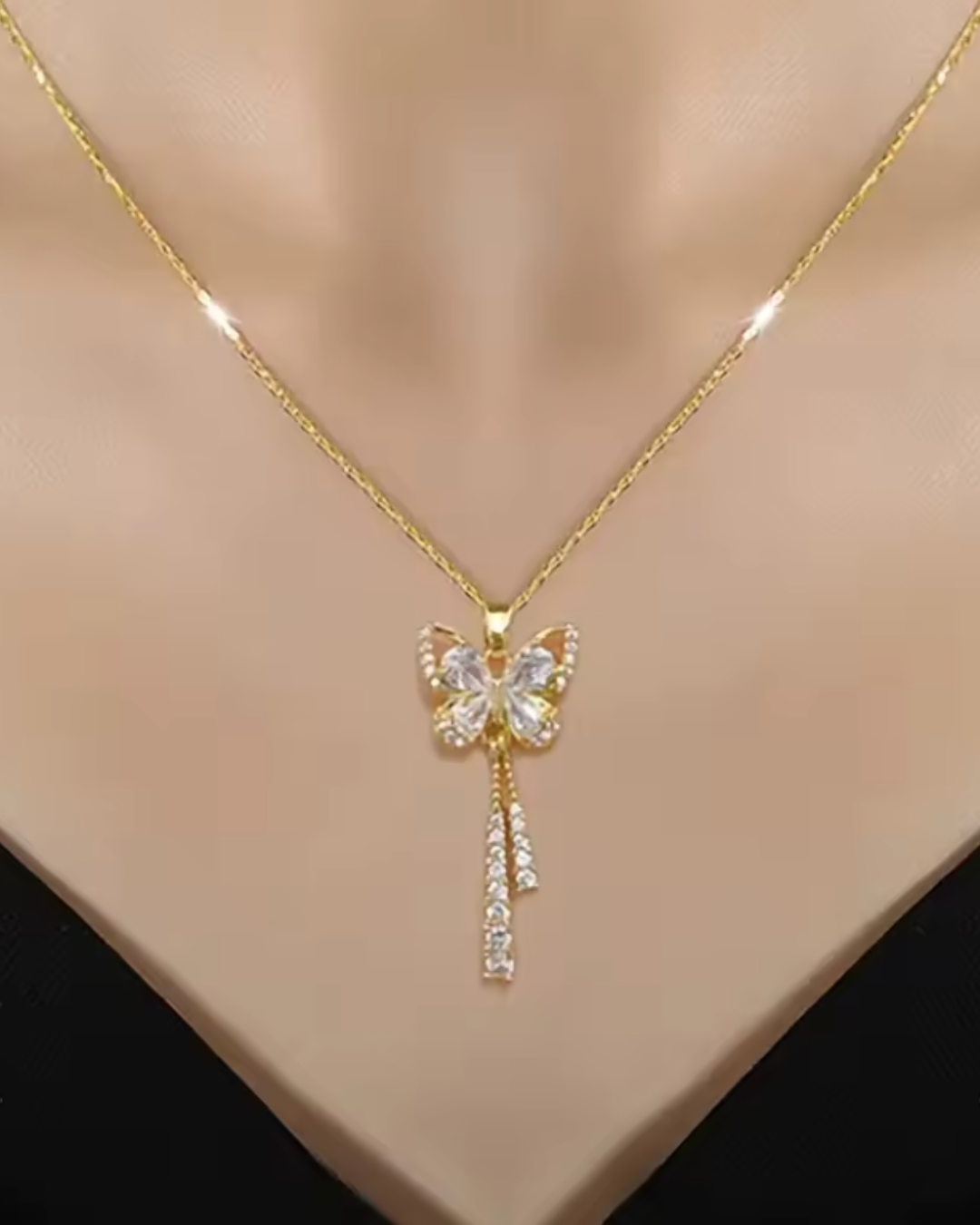 Colar Borboleta com Zircônias e Corrente Delicada