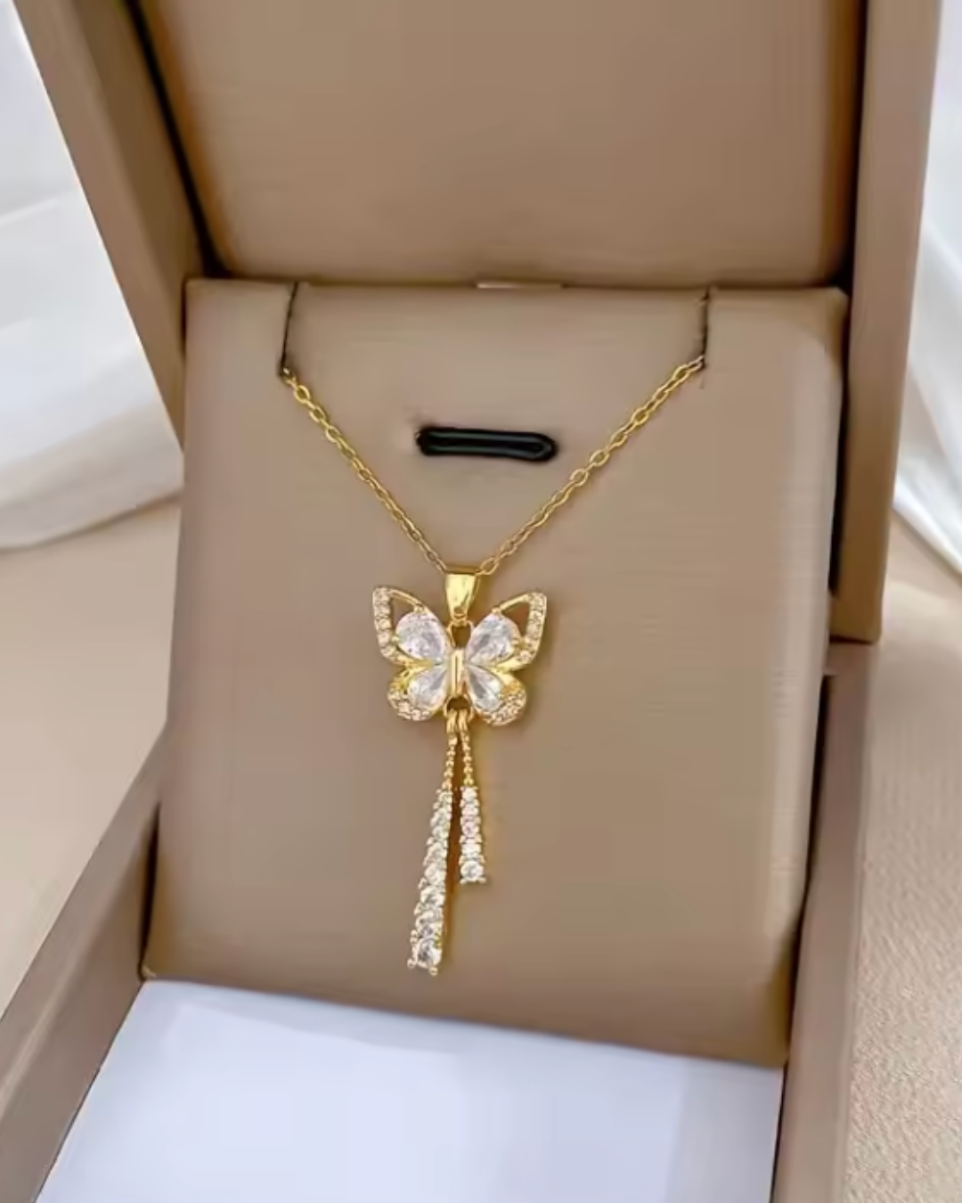 Colar Borboleta com Zircônias e Corrente Delicada