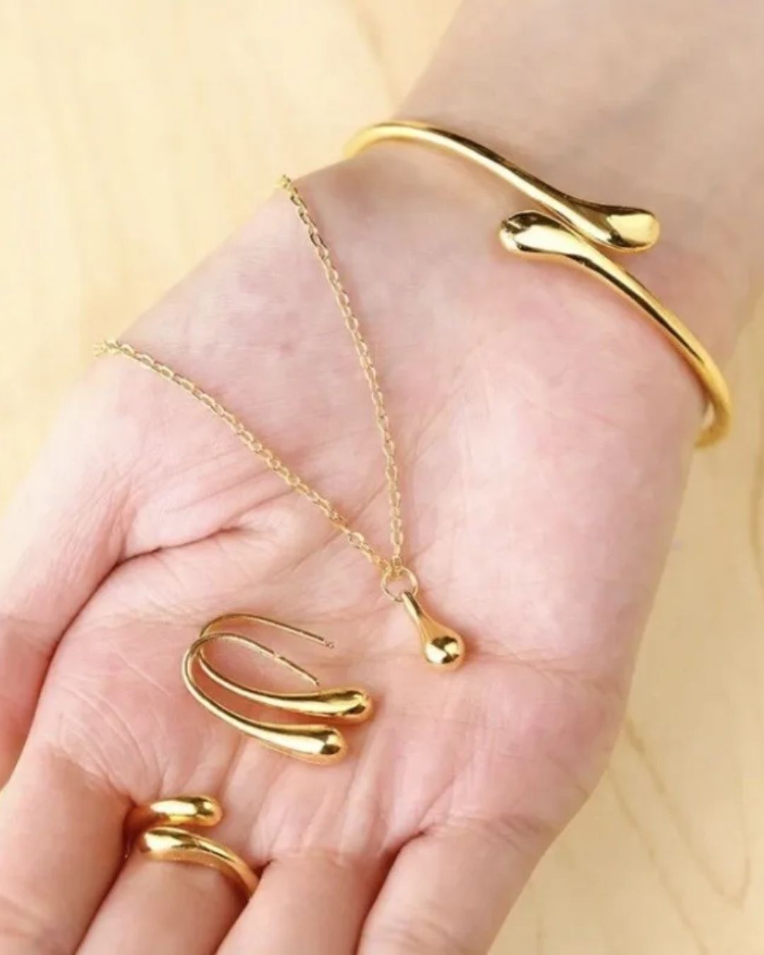 Conjunto Gotas de Ouro – Colar, Pulseira, Anel e Brincos Banhados a Ouro 18k