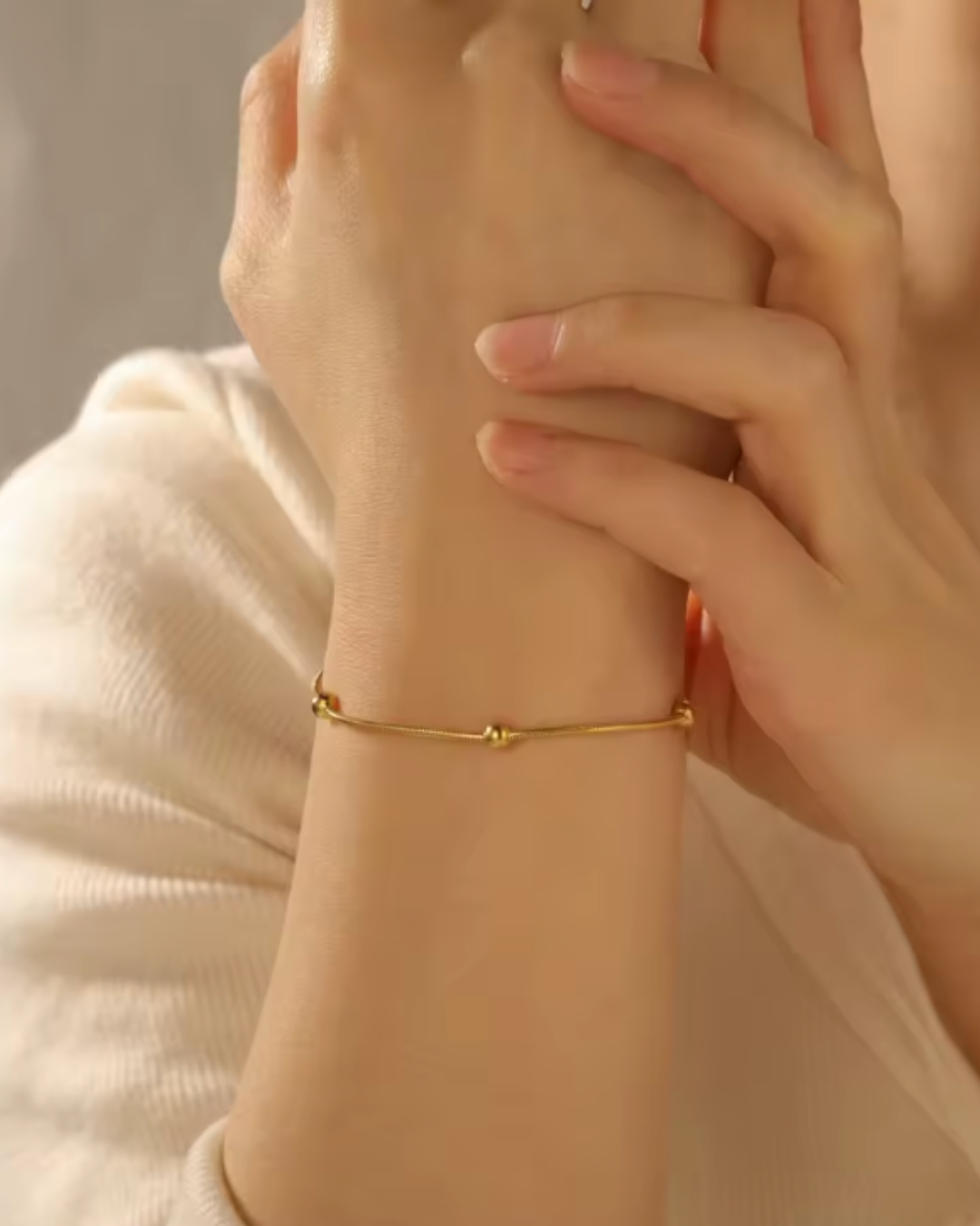 Pulseira Fina com Esferas Douradas