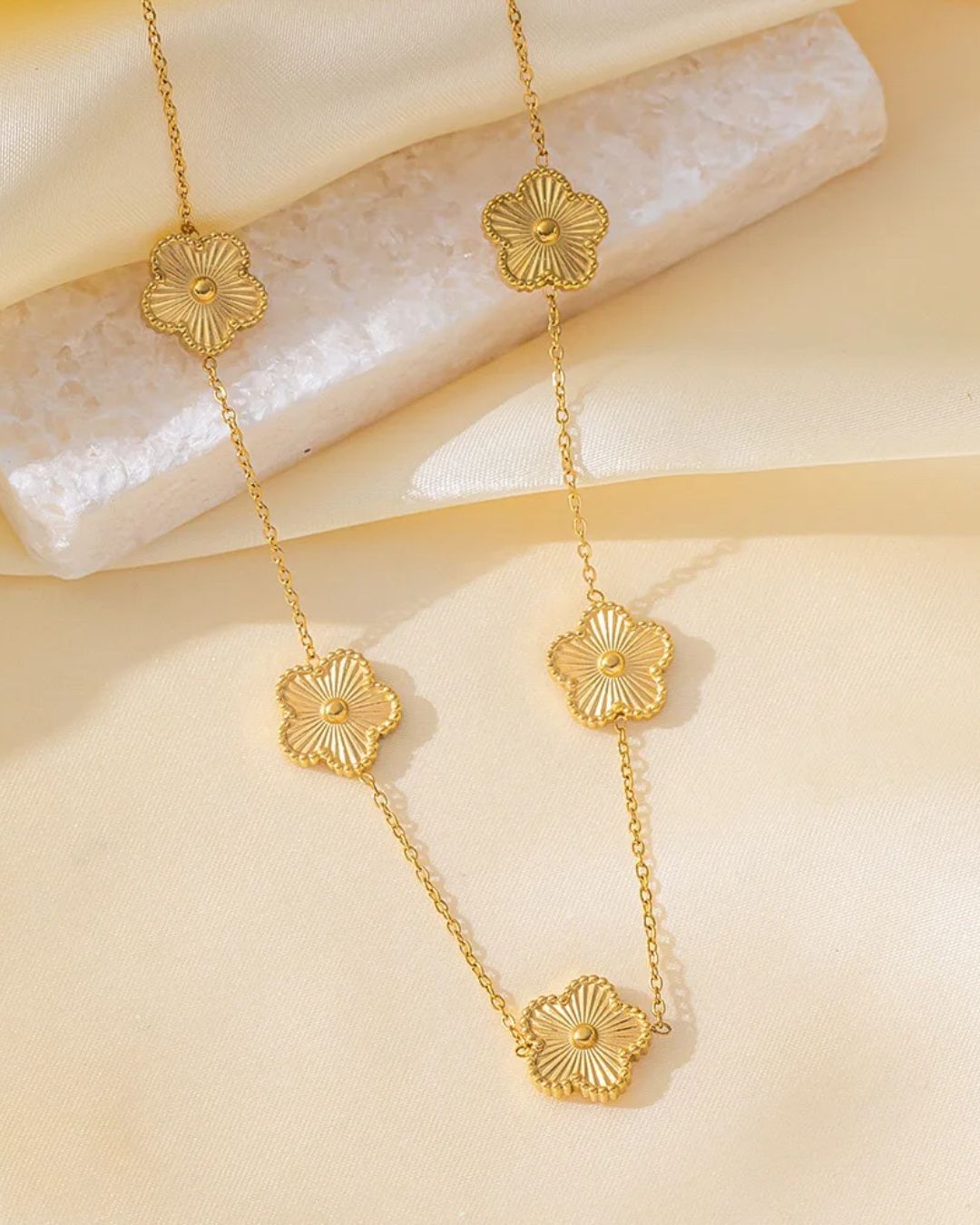 Conjunto Trevo Dourado – Colar e Duo de Pulseiras