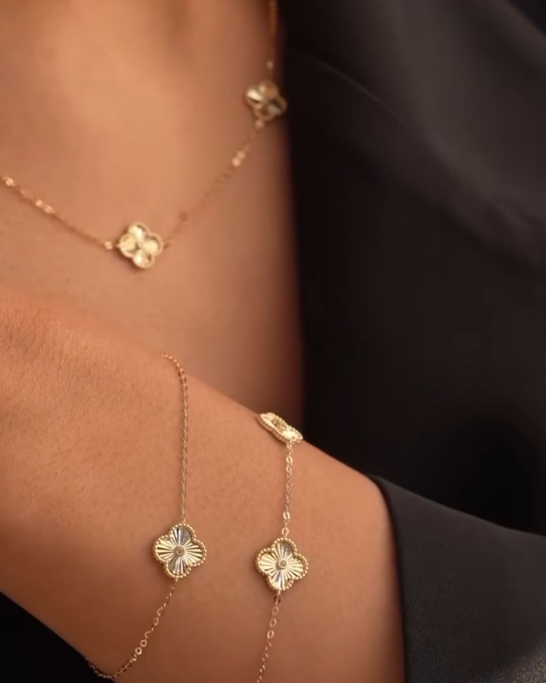 Conjunto Trevo Dourado – Colar e Duo de Pulseiras