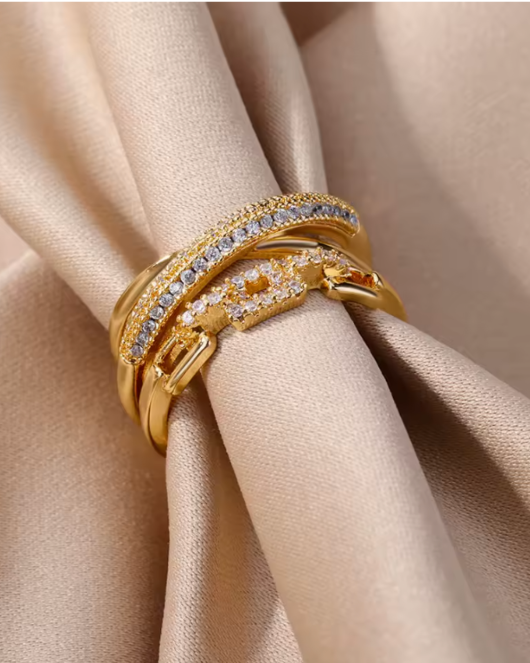 Anel Glamour Cristal – Aro Triplo com Zircônias e Detalhes em Corrente