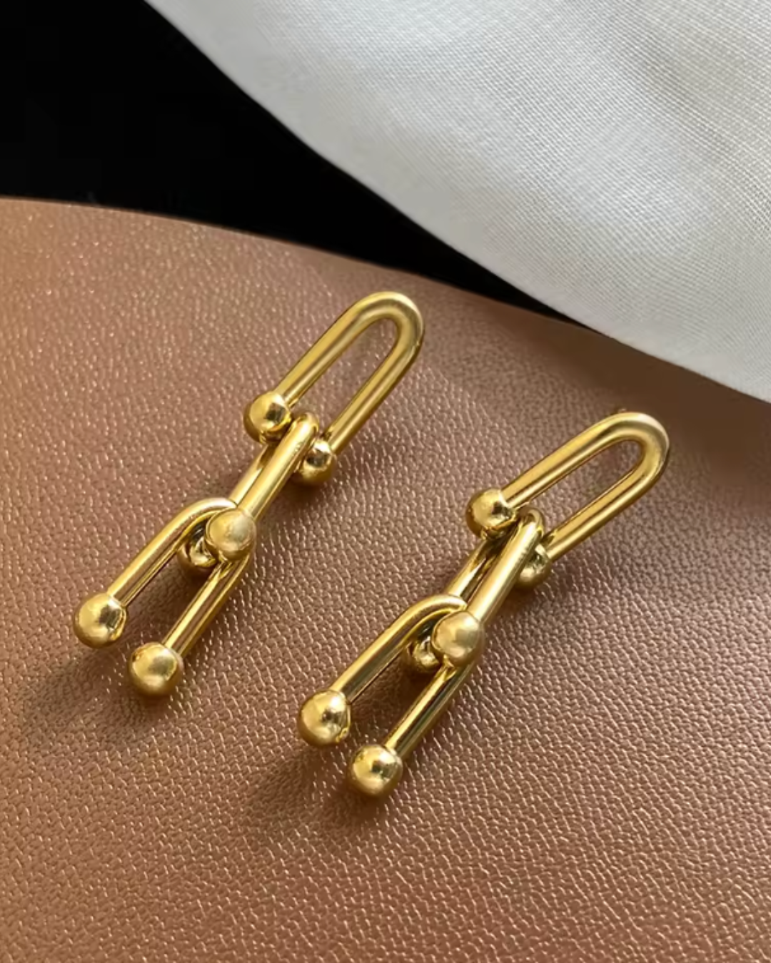 Brinco Dourado Elos U com Esferas