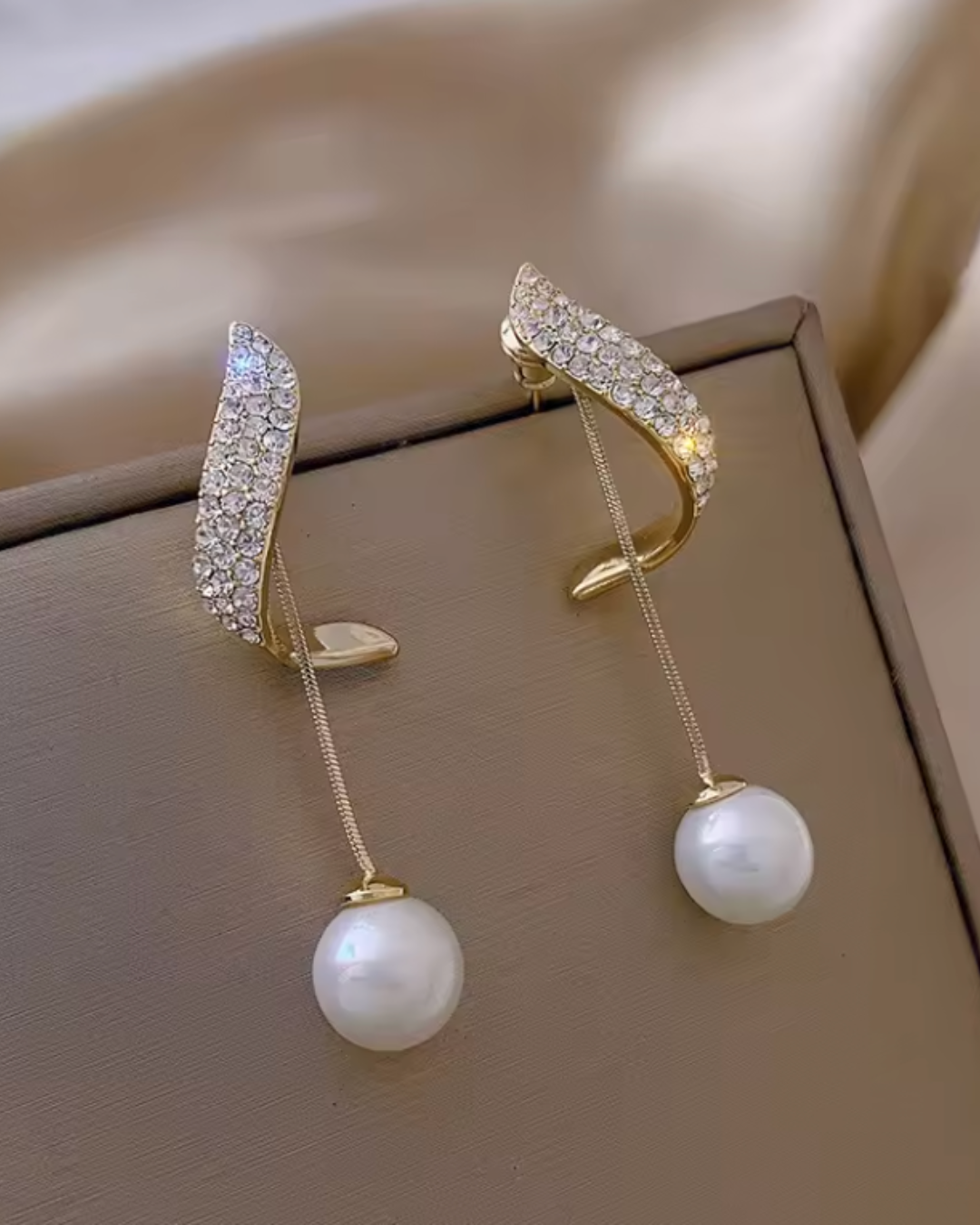 Brinco Dourado com Zircônia e Pérola Pendurada