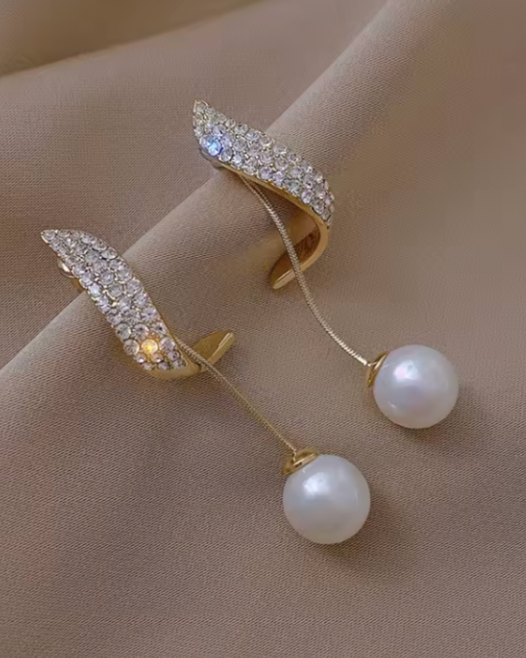Brinco Dourado com Zircônia e Pérola Pendurada