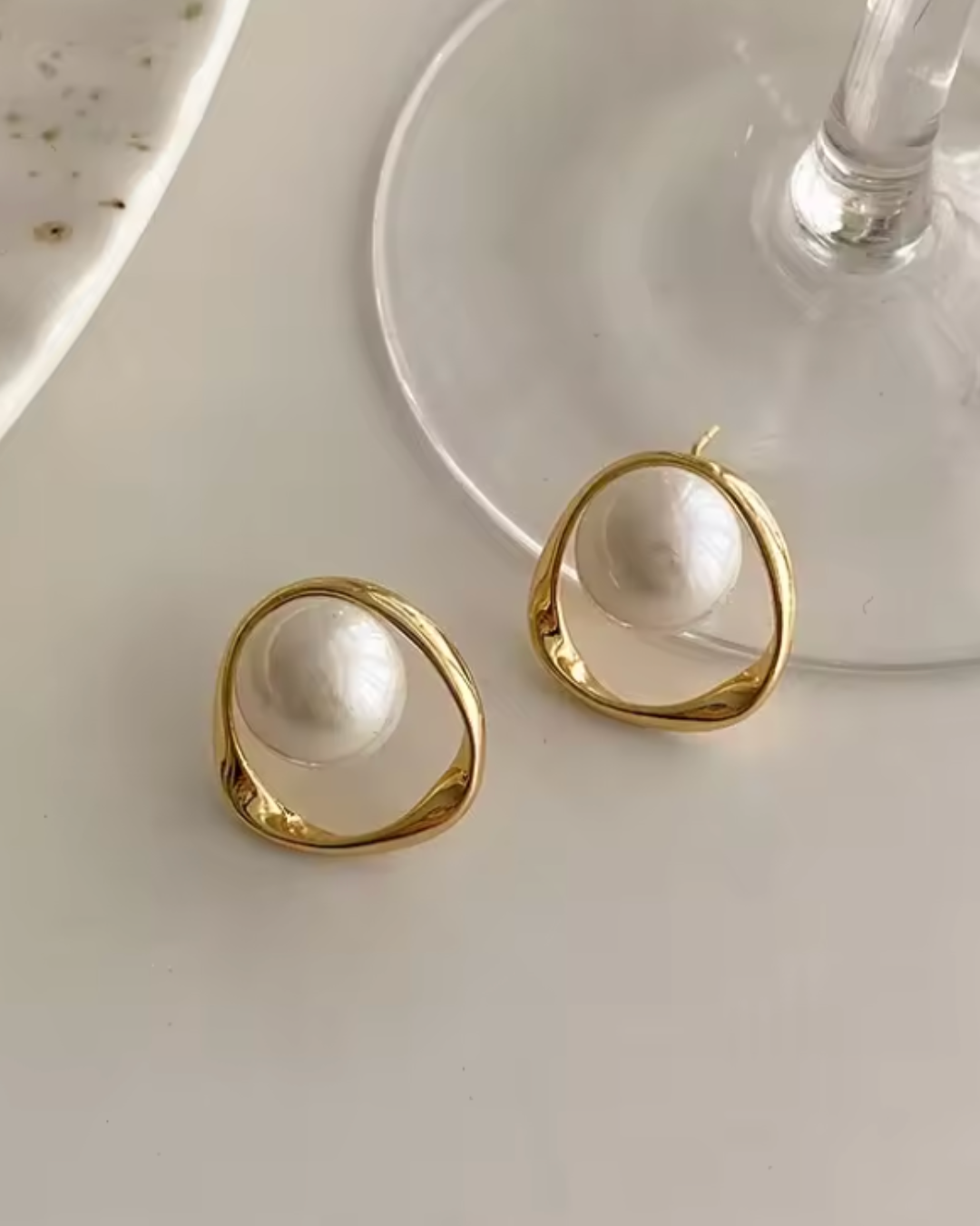 Brinco Pérola Oval Dourado