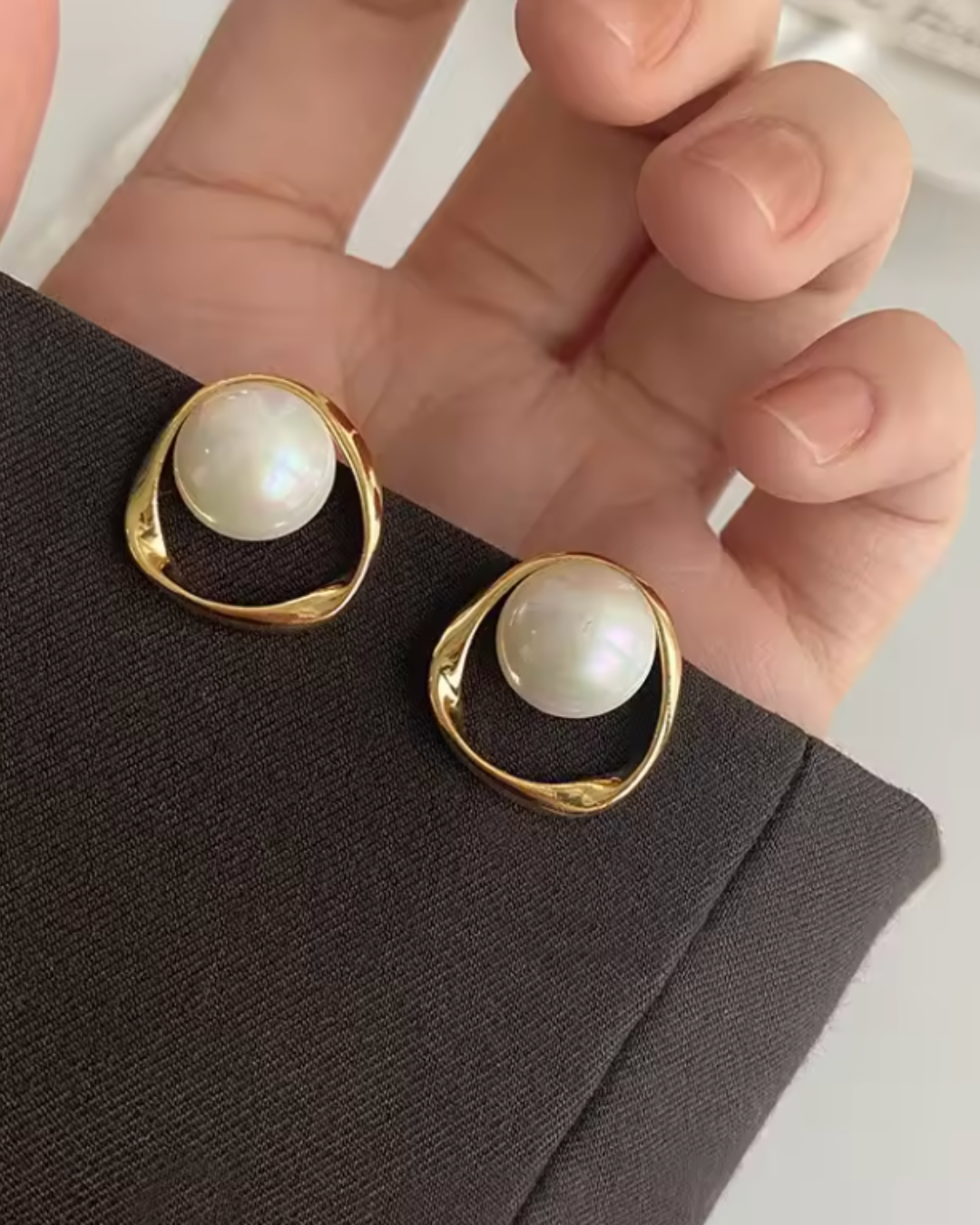 Brinco Pérola Oval Dourado