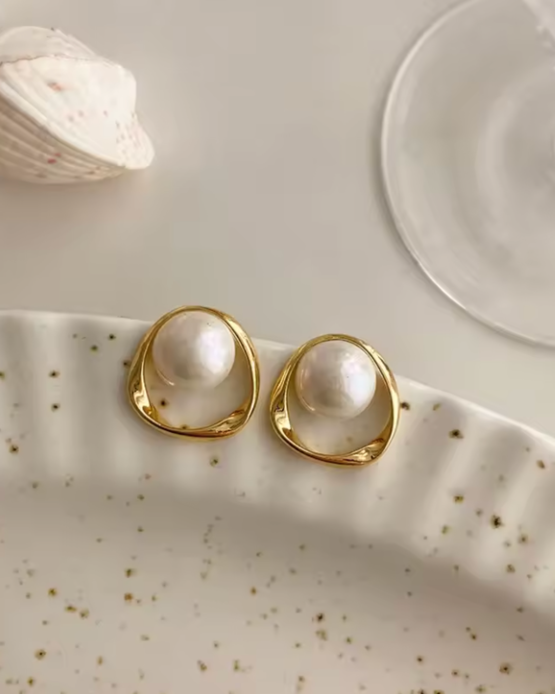 Brinco Pérola Oval Dourado