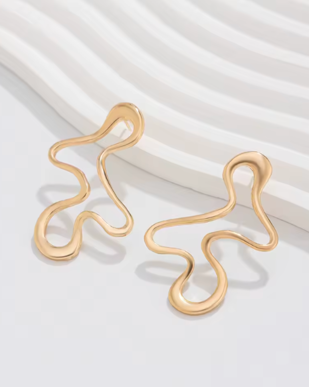Brinco Abstrato Contorno Dourado