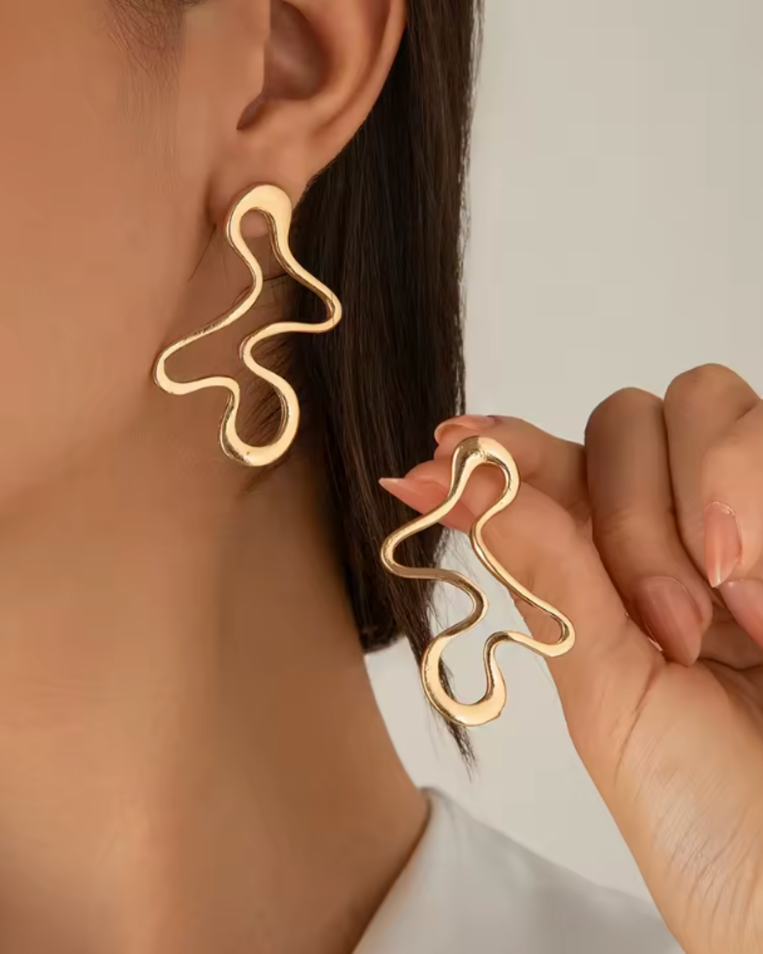 Brinco Abstrato Contorno Dourado