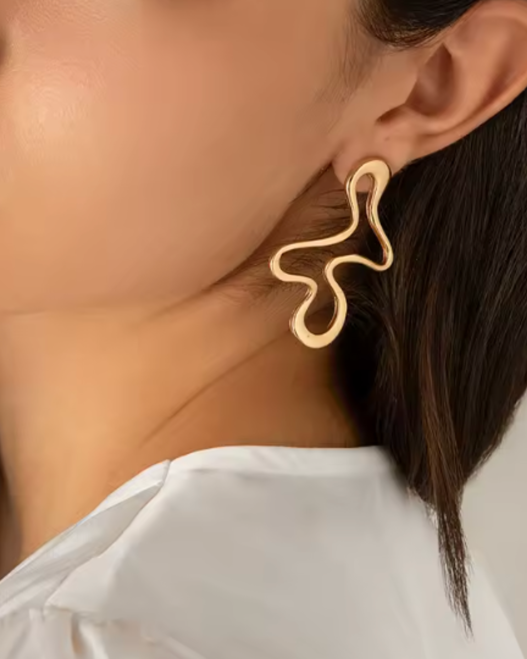 Brinco Abstrato Contorno Dourado