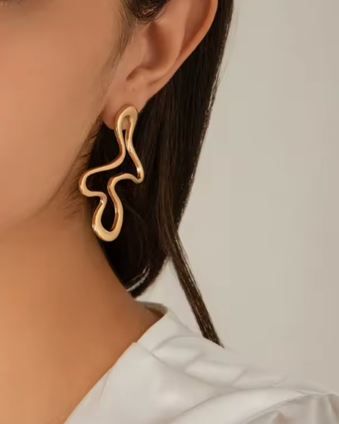 Brinco Abstrato Contorno Dourado