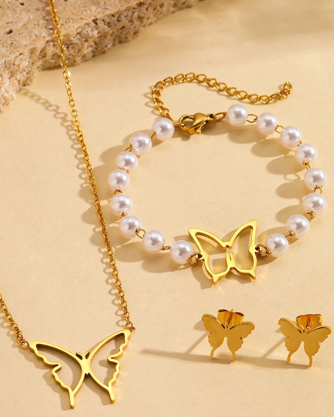 Conjunto Borboleta Elegante – Colar, Brincos e Pulseira de Pérolas