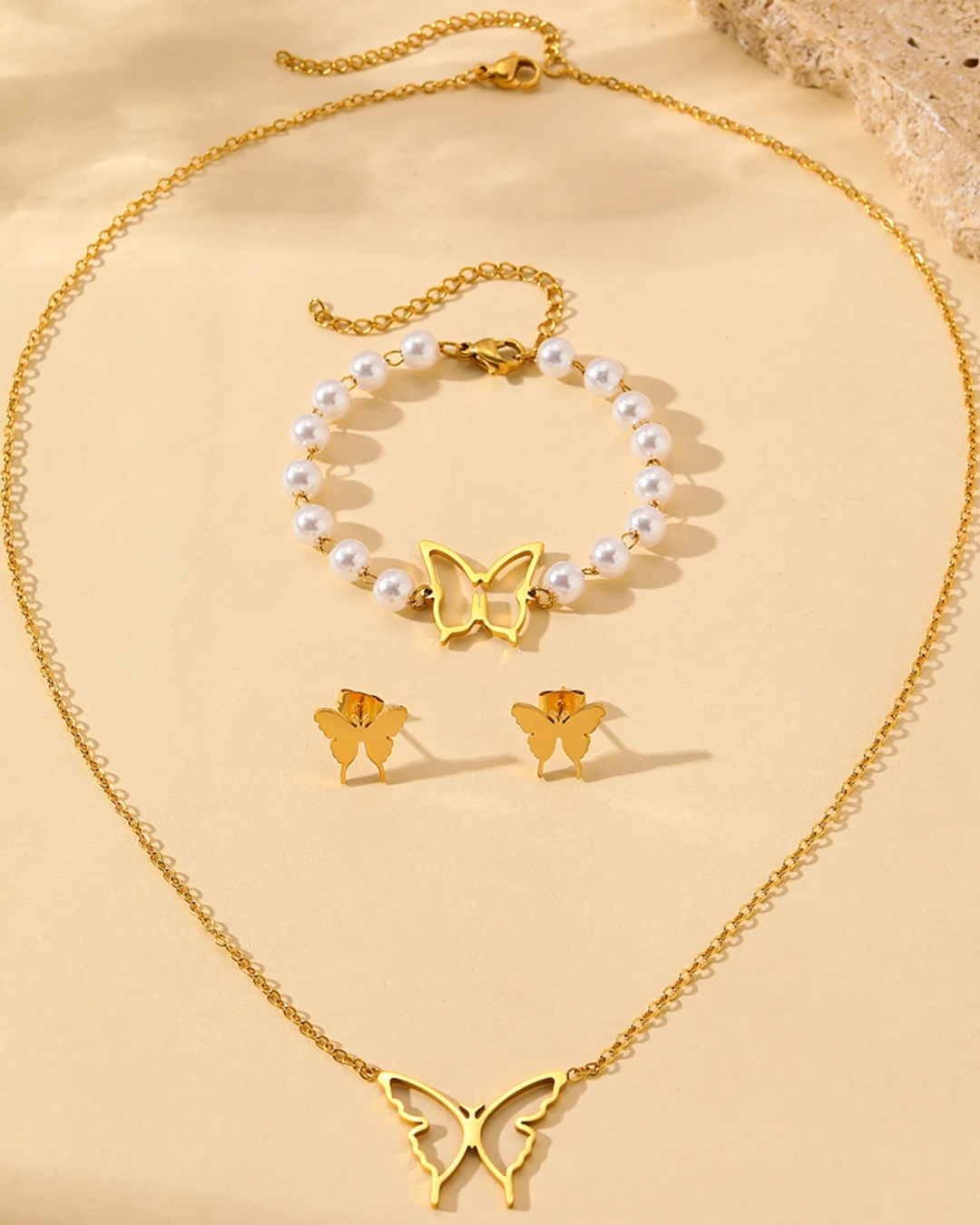 Conjunto Borboleta Elegante – Colar, Brincos e Pulseira de Pérolas