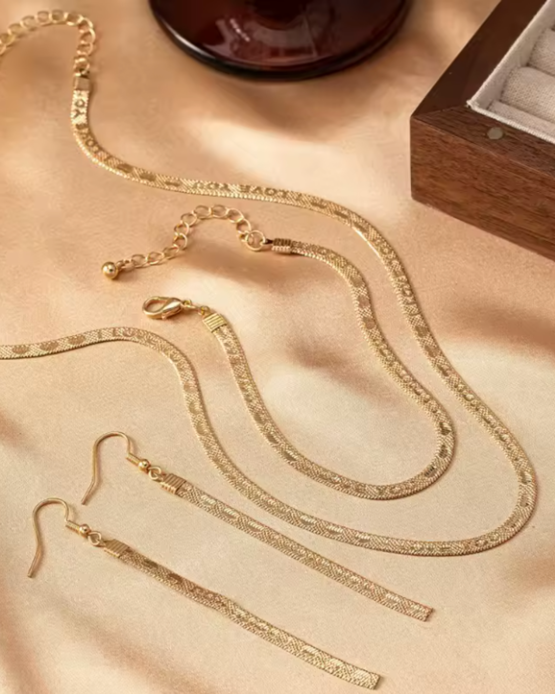Conjunto Dourado Bold – Colar, Pulseira e Brincos com Design Reto e Marcante