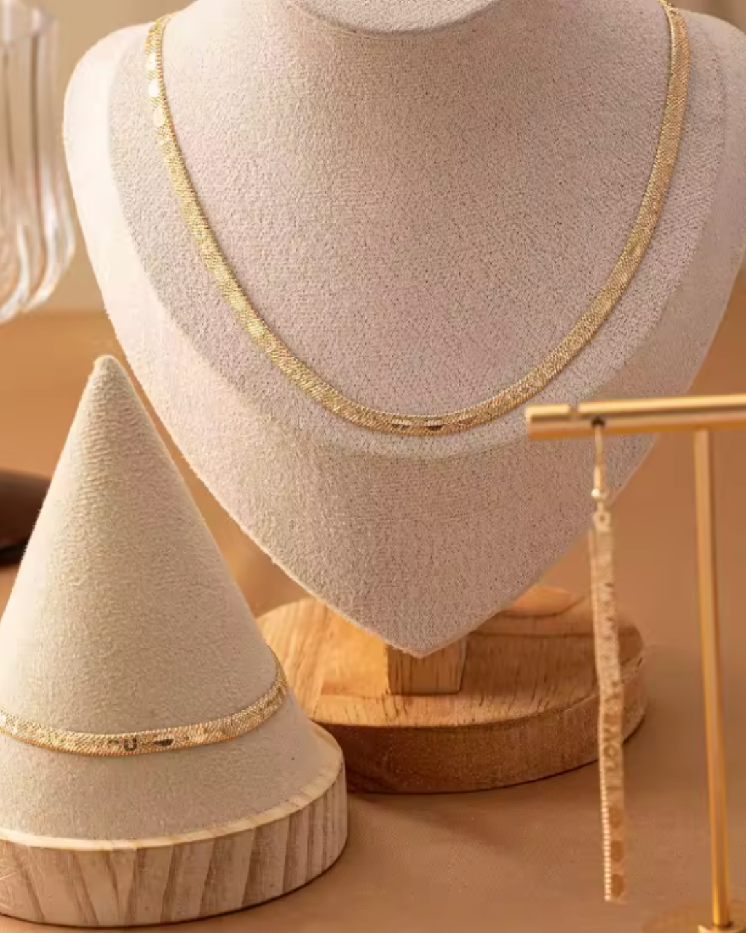 Conjunto Dourado Bold – Colar, Pulseira e Brincos com Design Reto e Marcante