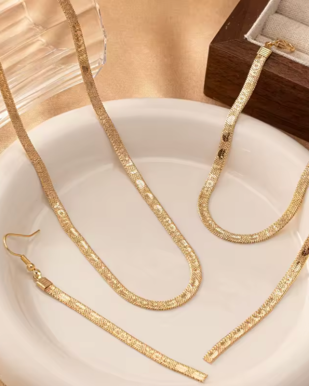Conjunto Dourado Bold – Colar, Pulseira e Brincos com Design Reto e Marcante