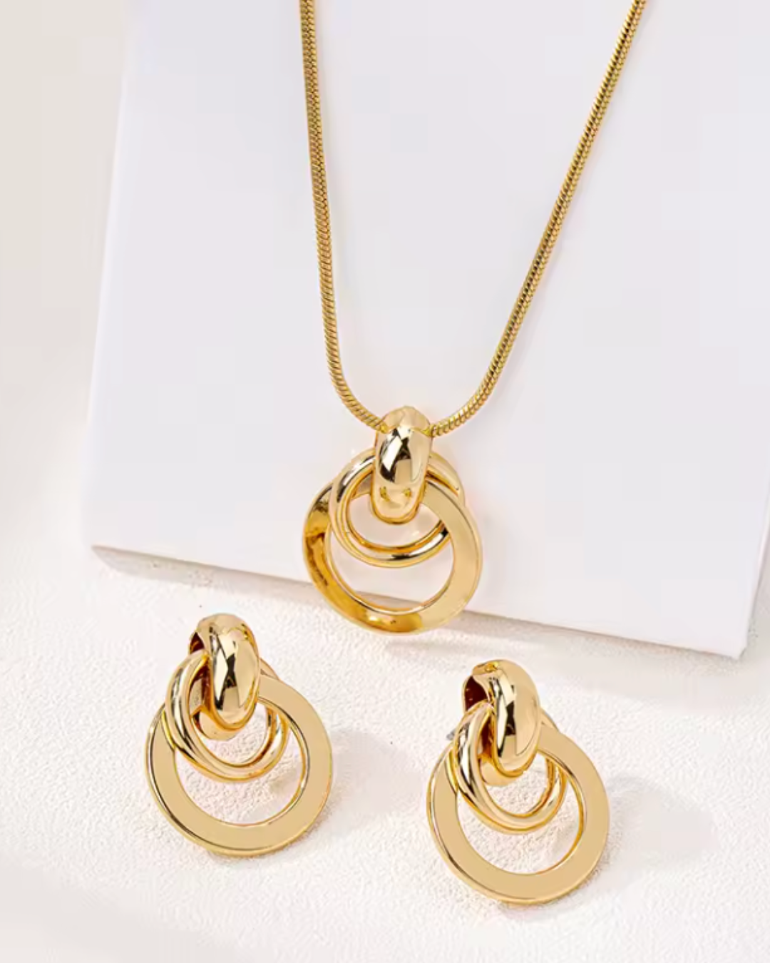 Conjunto Dourado Elos de Charme - Colar e Brincos