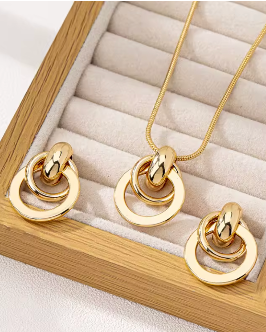 Conjunto Dourado Elos de Charme - Colar e Brincos