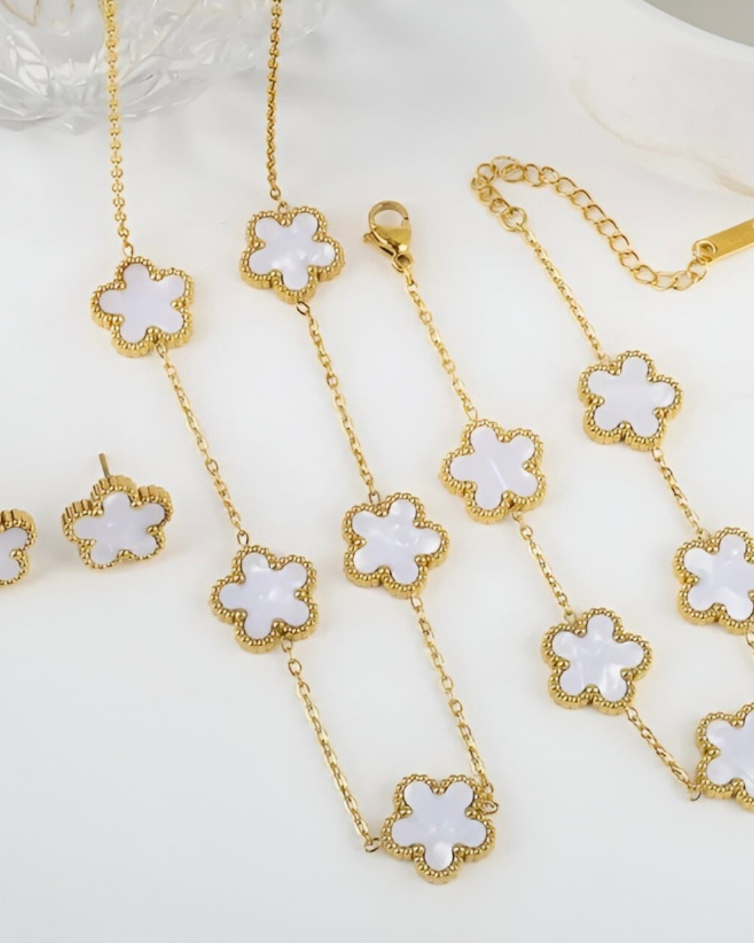 Conjunto Trevo Branco – Colar, Brincos e Pulseira
