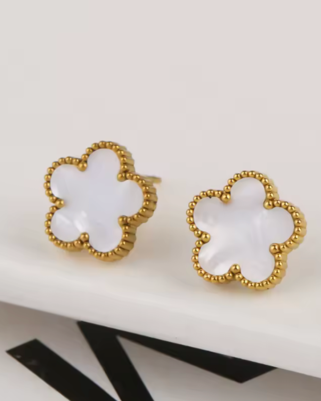 Conjunto Trevo Branco – Colar, Brincos e Pulseira