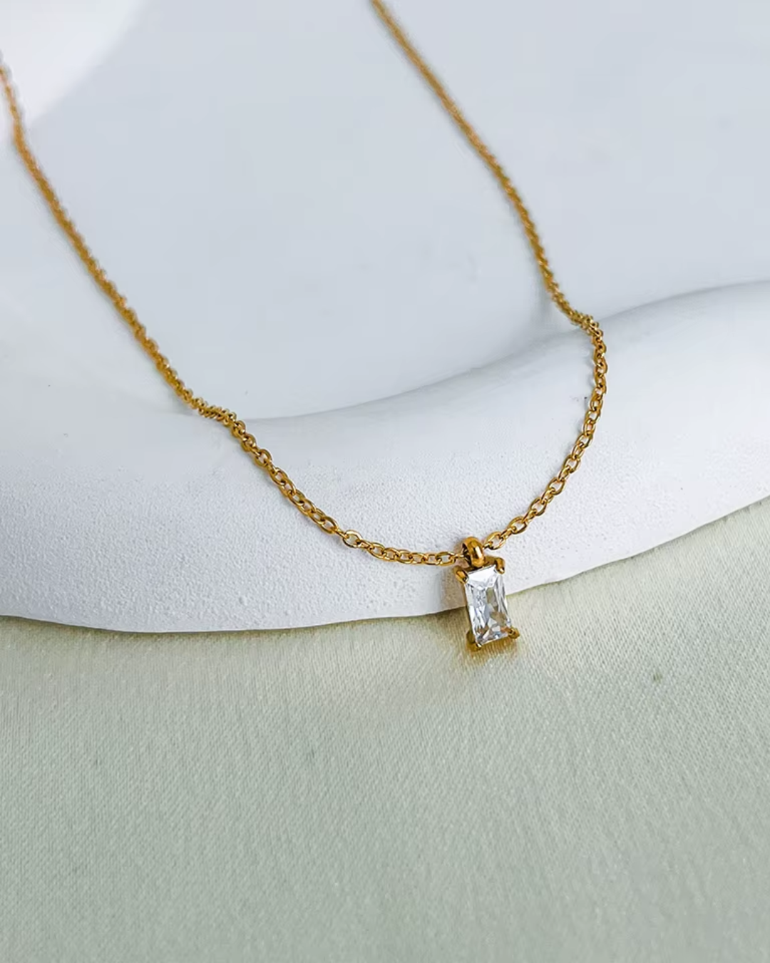 Colar Dourado Minimalista com Pedra Retangular