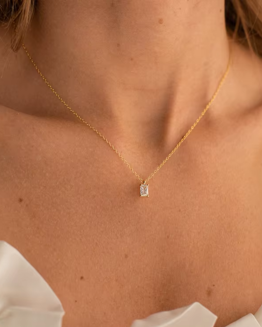 Colar Dourado Minimalista com Pedra Retangular