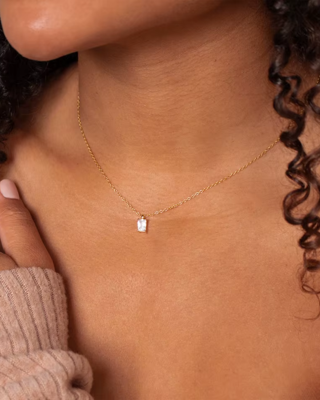 Colar Dourado Minimalista com Pedra Retangular
