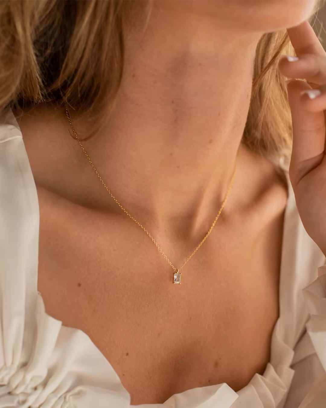 Colar Dourado Minimalista com Pedra Retangular
