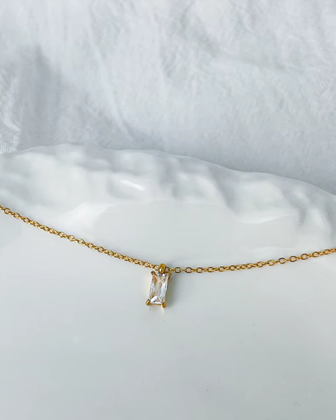 Colar Dourado Minimalista com Pedra Retangular