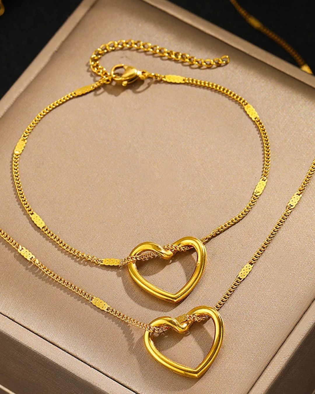 Conjunto Coração em Destaque Dourado – Colar e Pulseira com Corrente Fina