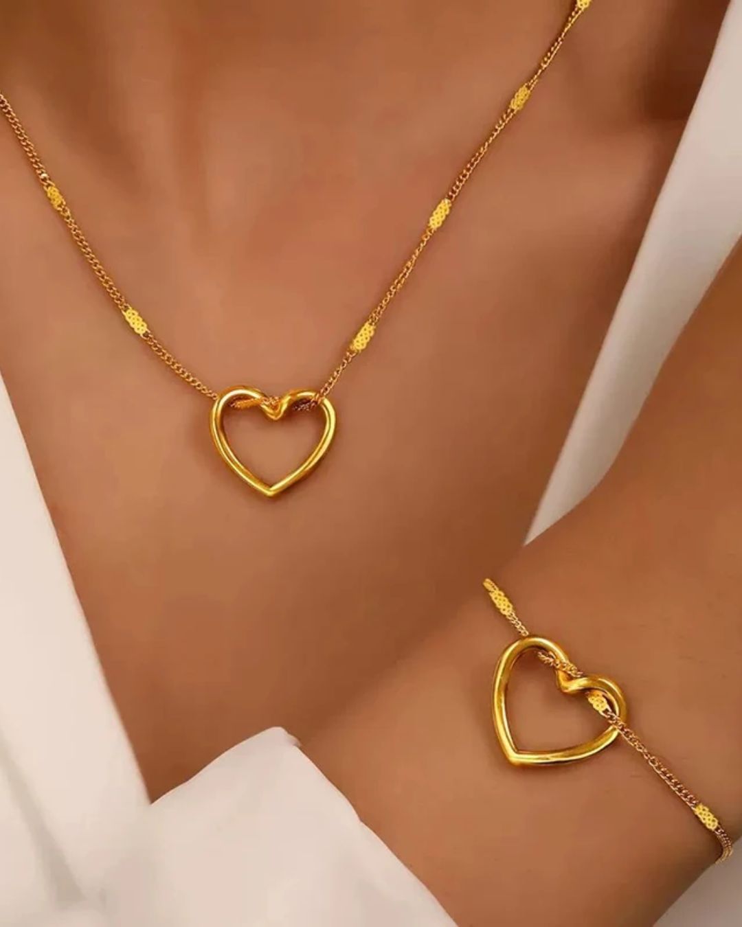 Conjunto Coração em Destaque Dourado – Colar e Pulseira com Corrente Fina