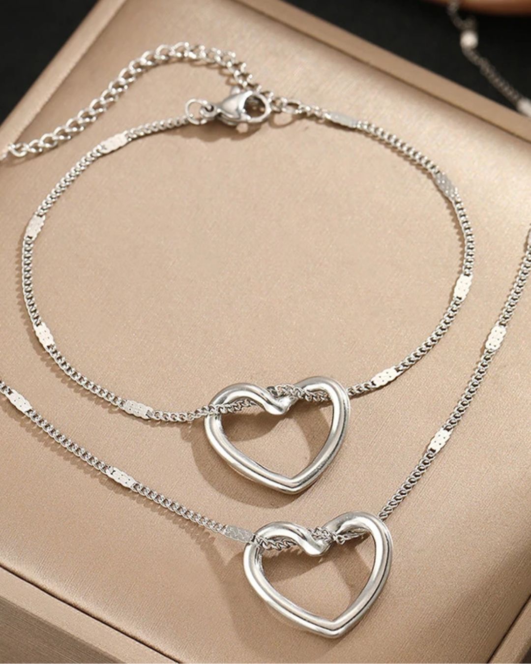 Conjunto Coração em Destaque Prateado – Colar e Pulseira com Corrente Fina