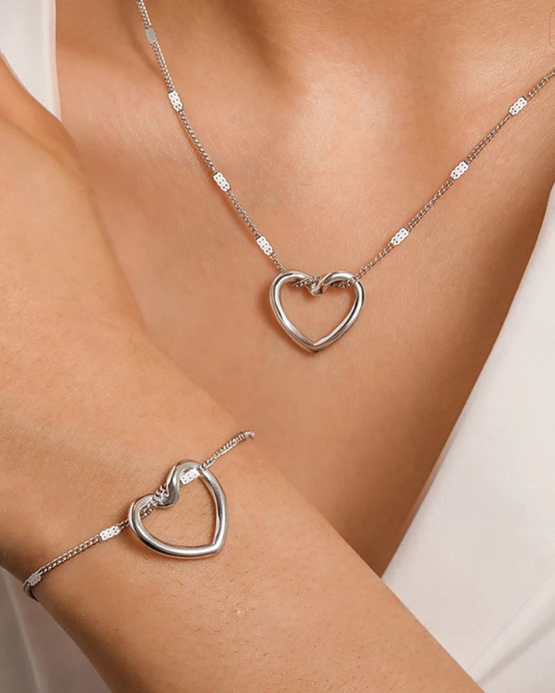 Conjunto Coração em Destaque Prateado – Colar e Pulseira com Corrente Fina